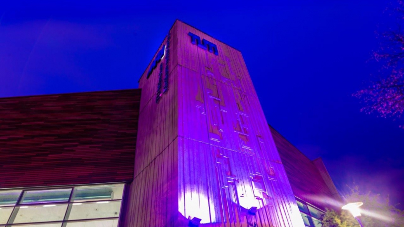 Ein Zeichen setzen für die Erforschung von Bauchspeicheldrüsenkrebs: Das Hörsaalgebäude des Klinikums rechts der Isar an der Einsteinstraße leuchtete Lila.