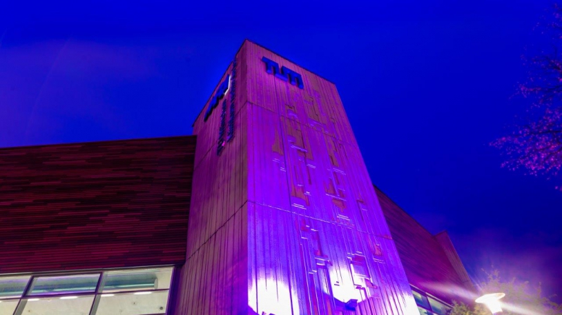 Am Weltpankreaskrebstag am 19.11. wurde das Hörsaalgebäude des Klinikums in der Pankreaskrebs-Aktionsfarbe lila angestrahlt