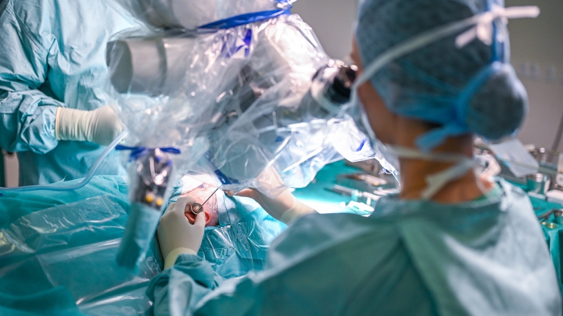 In einer rund 3,5-stündigen Operation wurden Theo von PD Dr. Nora Weiss von der HNO-Klinik am Universitätsklinikum rechts der Isar der TUM zwei Cochlea-Implantate eingesetzt. Foto: Kathrin Czoppelt, Klinikum rechts der Isar