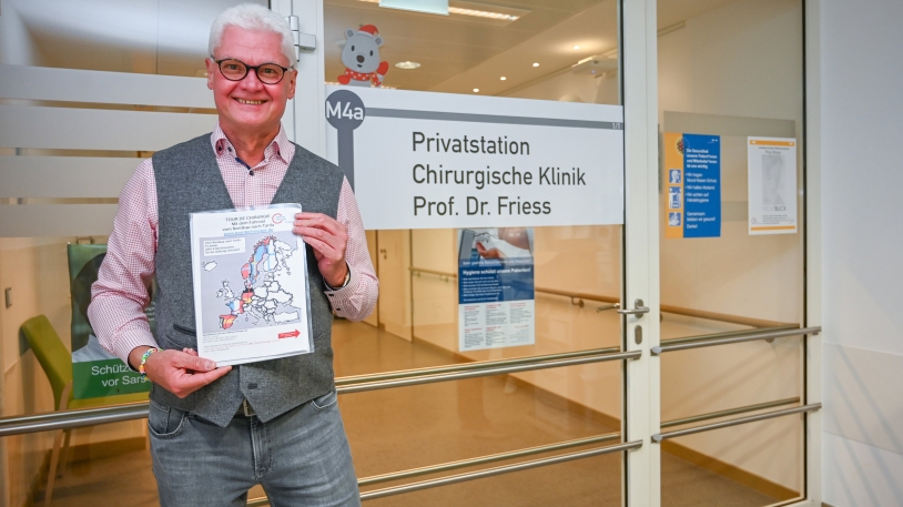 Mit seiner Radtour sammelte Wolfgang Bär rund 6700 Euro für die Stiftung Chirurgie TU München. Seine Reiseroute zeigt er hier bei einem Besuch im Universitätsklinikum rechts der Isar.  Foto: Kathrin Czoppelt, Klinikum rechts der Isar