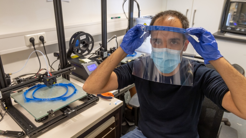 Javier Esteban-Vicente stellt Schutzvisiere mit einem 3D-Drucker her