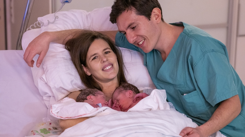 Die neugeborenen Zwillinge kuscheln sich eng an ihre Mama. Auch Papa David ist überglücklich. Foto: Kathrin Czoppelt, Klinikum rechts der Isar