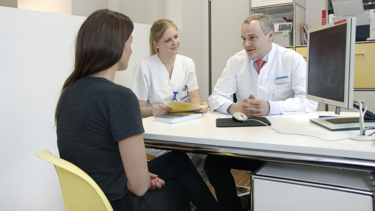 Arzt-Patienten-Gespräch am Gynäkologischen Krebszentrum