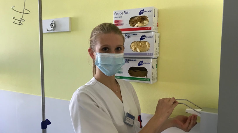 Lena Danninger bei der Händedesinfektion – nicht nur in Corona-Zeiten ein wichtiges Thema am Klinikum rechts der Isar