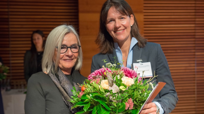 Prof. Diehl-Schmid mit Monika Kaus, der 1. Vorsitzenden der Deutschen Alzheimer Gesellschaft 