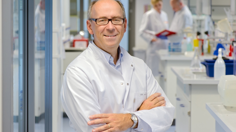 Percy Knolle, Professor für Molekulare Immunologie, untersucht die Ursachen des Leberversagens