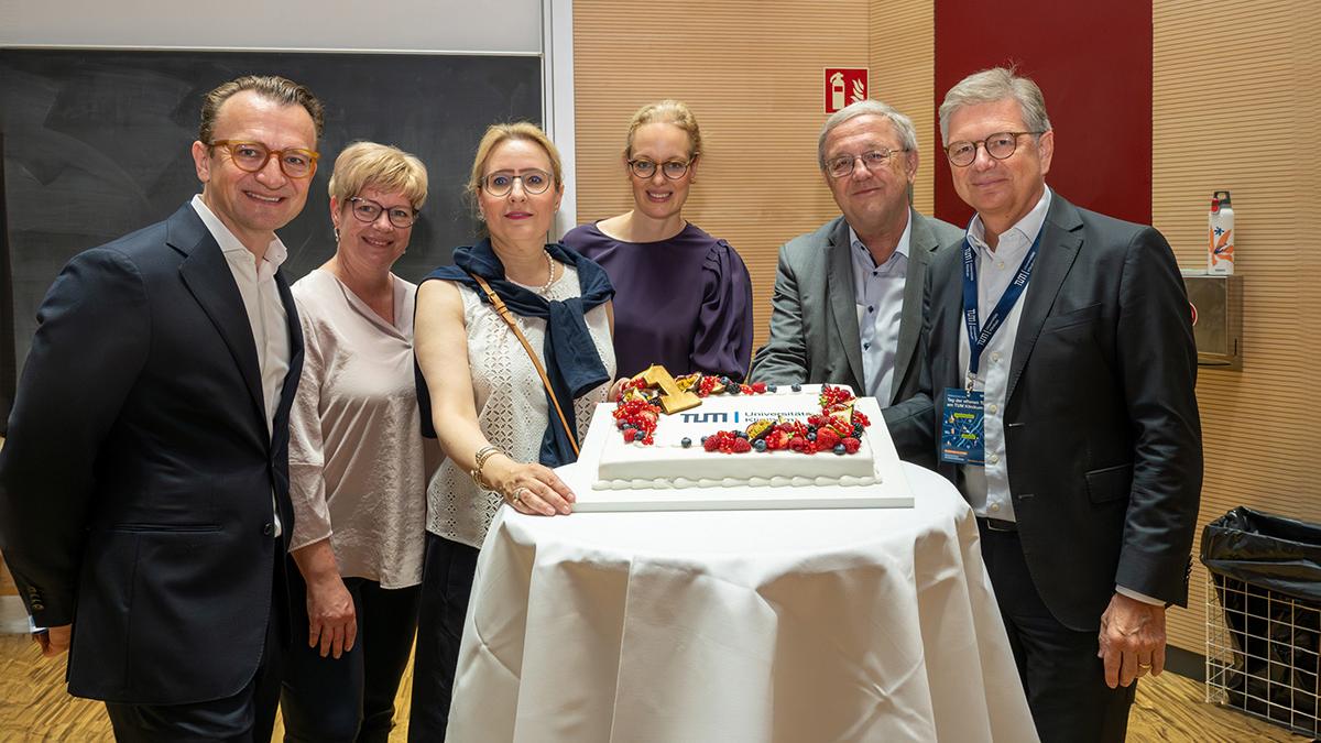 Eine Torte als Geschenk zum 1. Geburtstag des TUM Klinikums Eine Torte als Geschenk zum 1. Geburtstag des TUM Klinikums
