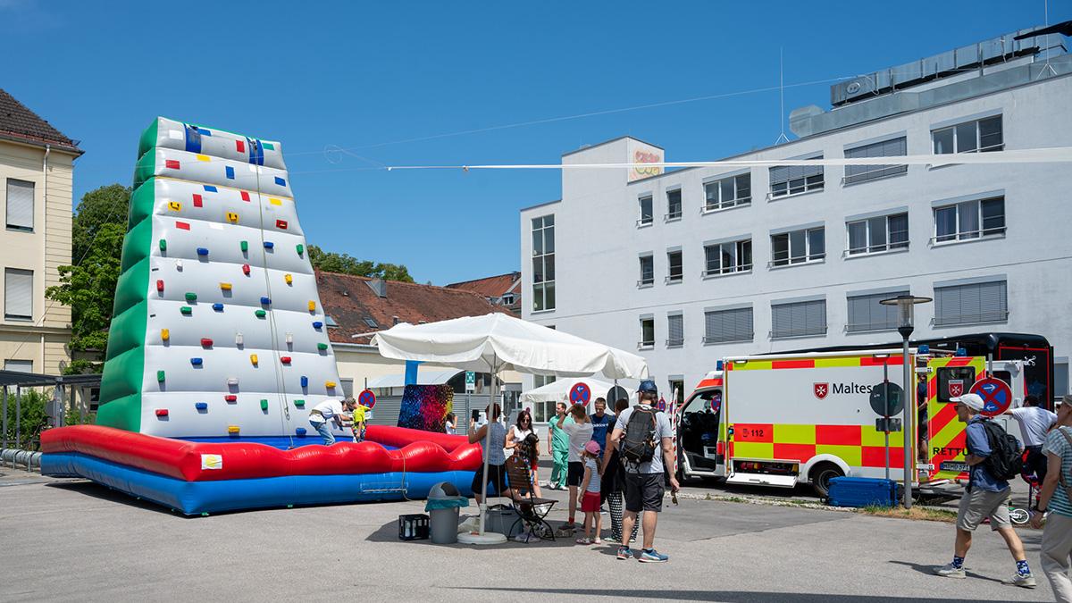 Boulderwand und Rettungswagen auf dem Outdoor Areal 