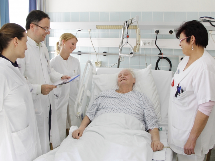 Betreuung am Patientenbett mit Stomaberatung