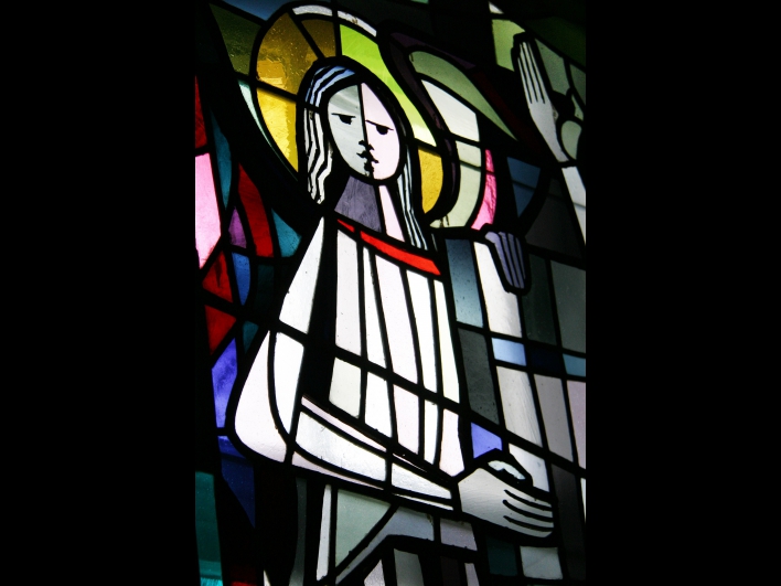 Buntes Glasfenster evangelische Kirche