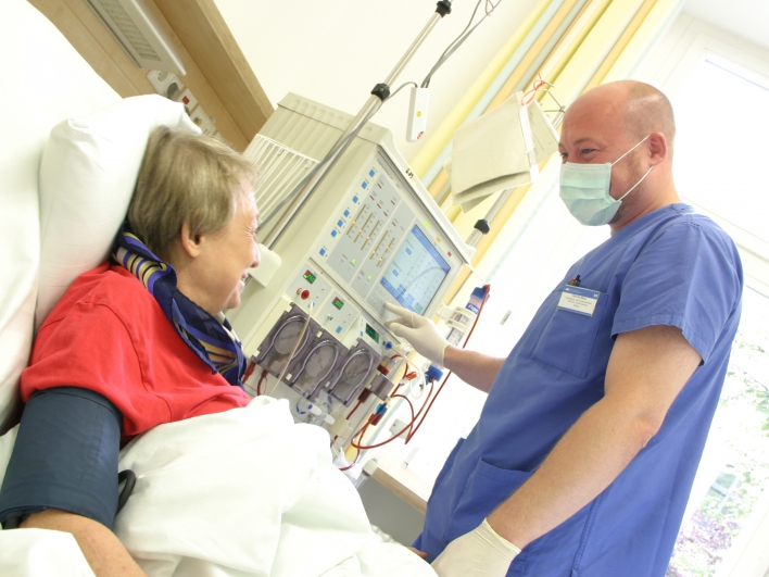 Dialyse-Patientin im Bett mit Pfleger