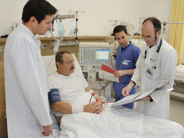 Dialyse Patient mit Ärzten und Pfleger