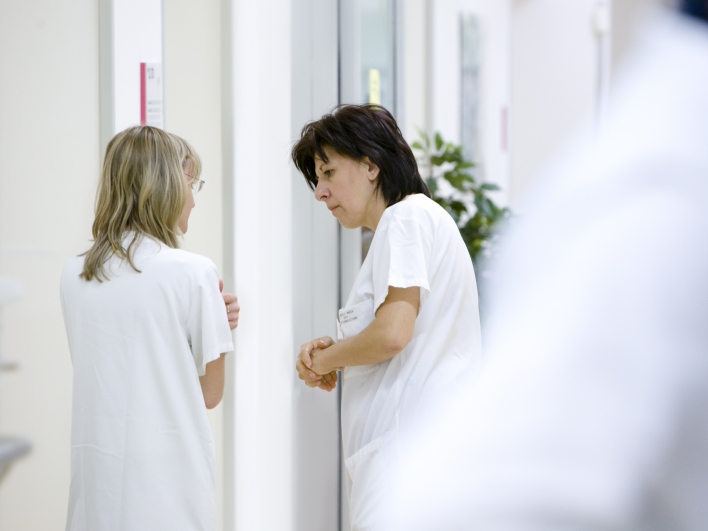 Gespräch Krankenschwester und Patientin