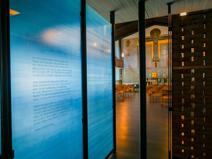 Katholische Kirche: Blauglaswand mit eingraviertem Gebet 