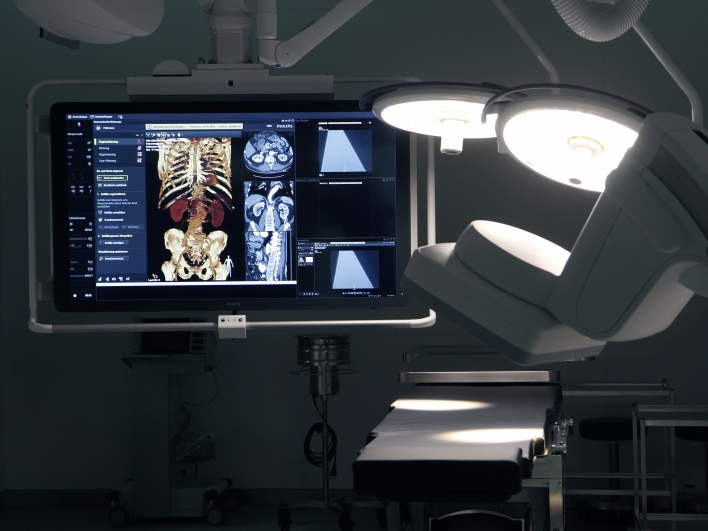 OP-Saal der Gefäßchirurgie mit Live-Röntgen-Bildgebung