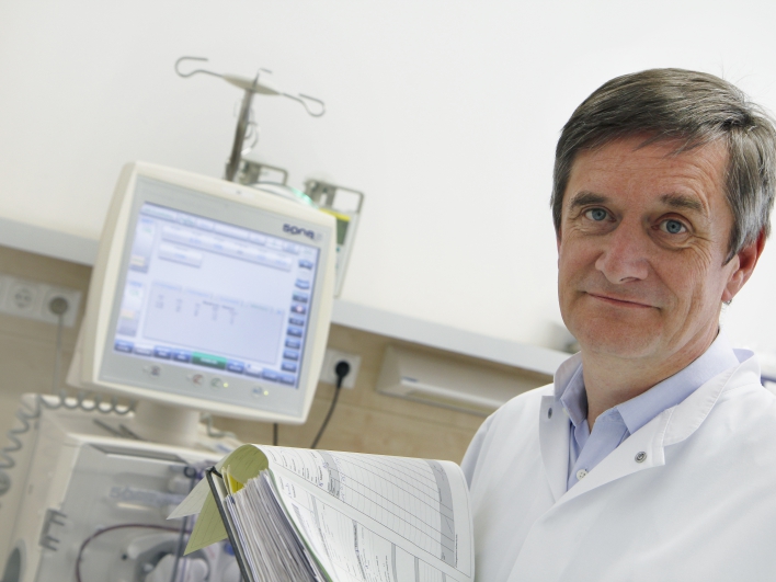 Klinikdirektor Nephrologie Professor Hemann mit Dialysegerät