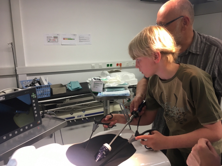 Stefan bei der Gummibärchen-Arthroskopie mit Vater Harald
