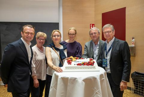 Eine Torte als Geschenk zum 1. Geburtstag des TUM Klinikums