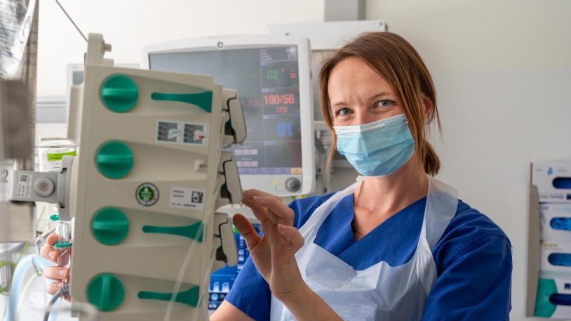 Marina Ufelmann ist Fachkrankenschwester für Anästhesie- und Intensivpflege, Praxisanleiterin und Leiterin des Arbeitskreises „angehörigenfreundliche Intensivstation“