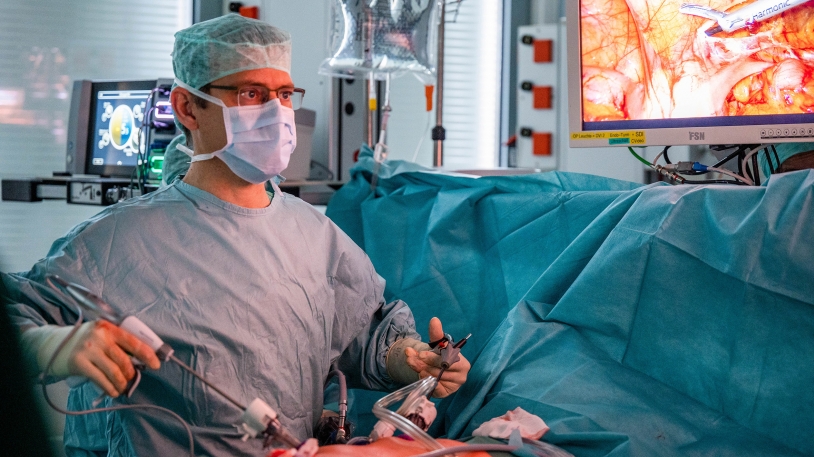 Vorsichtig präpariert PD Dr. Volker Aßfalg die Niere eines Lebendspenders frei. Den Blick hat er dabei auf einen Bildschirm gerichtet, der ihm den nötigen Blick auf das OP-Feld liefert. Foto: Kathrin Czoppelt, Klinikum rechts der Isar