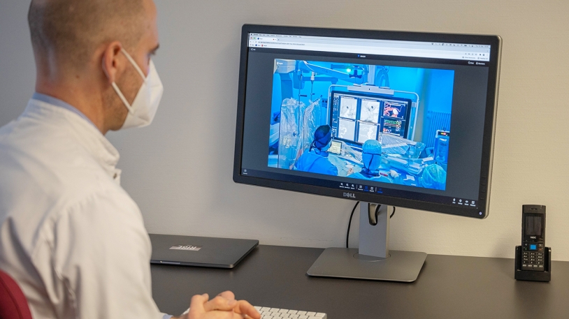 Dr. Benedikt Schwaiger demonstriert, wie Mediziner*innen eine Gefäß-OP virtuell als „eFellows“ miterleben und so Ihre Kenntnisse erweitern können.  ​Foto: Kathrin Czoppelt, Klinikum rechts der Isar