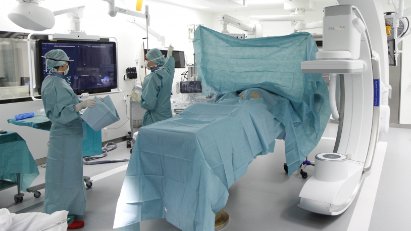 Der Hybrid-OP-Saal der Klinik für Gefäßchirurgie am Klinikum rechts der Isar. Unser Gefäßchirurgen haben einer Patientin in einer Notfalloperation eine selbst modifizierte Stentprothese eingesetzt – und ihr damit das Leben gerettet.