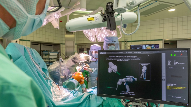 Mako-Robotersystem im Einsatz: Der Roboterarm unterstützt die Operateure dabei, die Knie-Endoprothese passgenau zu positionieren. Foto: Falk Heller, Klinikum rechts der Isar