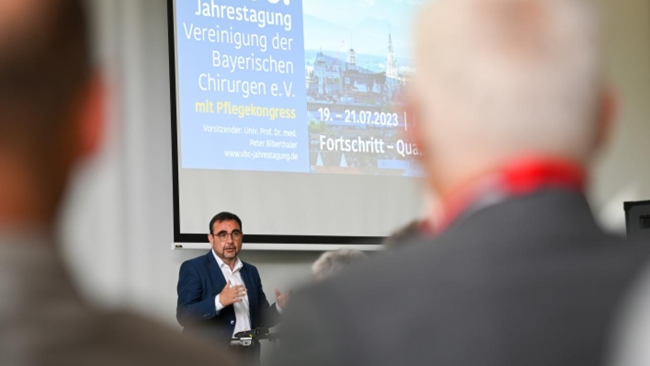 Bayerns Gesundheitsminister Klaus Holetschek bei der Eröffnung des Bayerischen Chirurgenkongresses © 