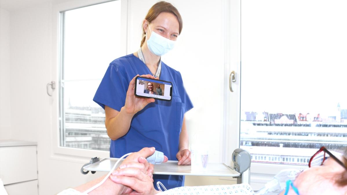 Videoanruf einer Patientin auf der Intensivstation Videoanruf einer Patientin auf der Intensivstation