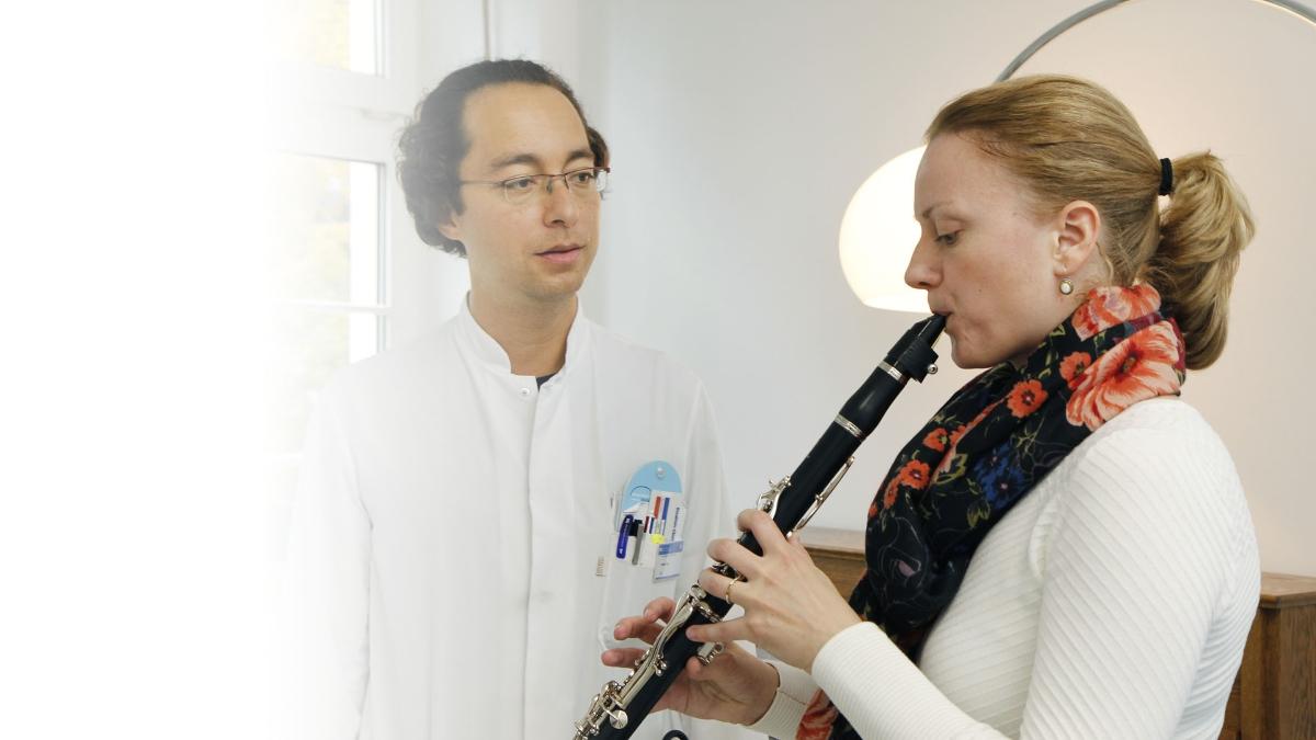 Frau die Klarinette spielt und Arzt Frau die Klarinette spielt und Arzt