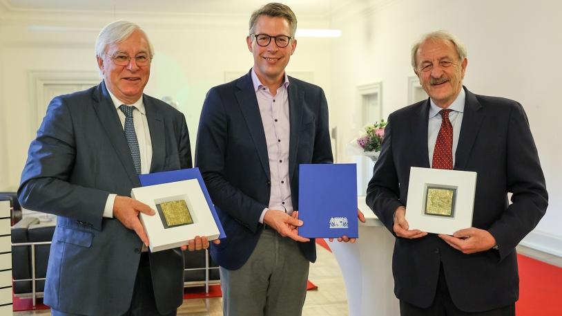 Staatsminister Markus Blumein der Mitte, Prof. Markus Schwaiger rechts und Prof. Karl-Walter Jauch links stehend mit Auszeichnung in der Hand Staatsminister Markus Blumein der Mitte, Prof. Markus Schwaiger rechts und Prof. Karl-Walter Jauch links stehend mit Auszeichnung in der Hand