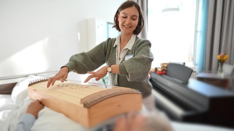 Musiktherapeutin Morgane Allanou bei der Musiktherapie 