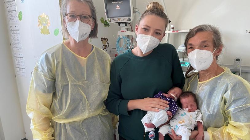 von links Prof. Dr. Esther Rieger-Fackeldey, Emin und Din Burzic auf dem Arm ihrer Mutter und Lydia Dölfel von links Prof. Dr. Esther Rieger-Fackeldey, Emin und Din Burzic auf dem Arm ihrer Mutter und Lydia Dölfel