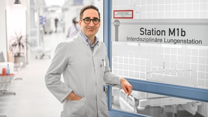 PD Dr. Gregor S. Zimmermann im Stationseingang PD Dr. Gregor S. Zimmermann im Stationseingang
