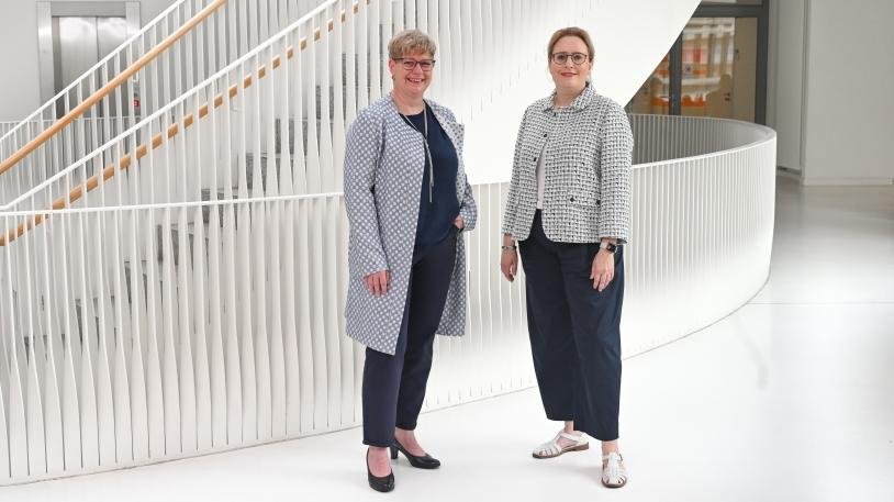 Pflegedirektorin Silke Großmann und Dekanin Prof. Stephanie E. Combs Pflegedirektorin Silke Großmann und Dekanin Prof. Stephanie E. Combs