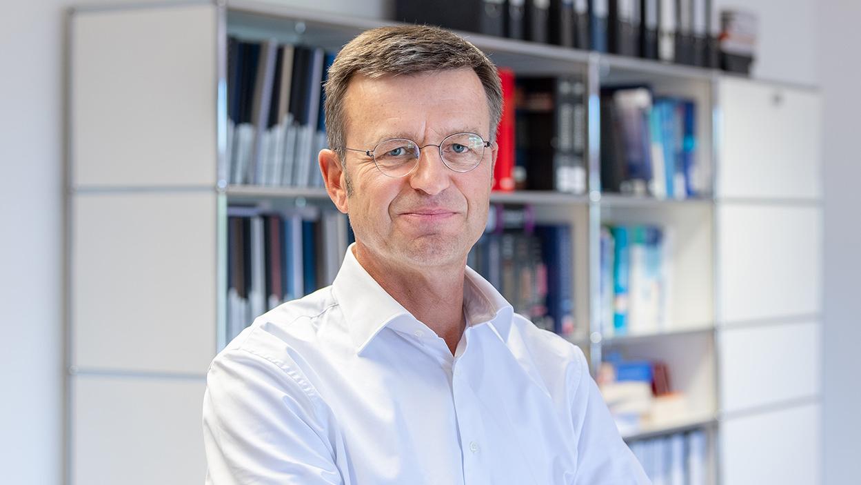 Prof. Stefan Engelhardt ist Pharmakologe und einer von drei Sprecherinnen und Sprechern des neuen Exzellenzclusters NUCLEATE. Prof. Stefan Engelhardt ist Pharmakologe und einer von drei Sprecherinnen und Sprechern des neuen Exzellenzclusters NUCLEATE.