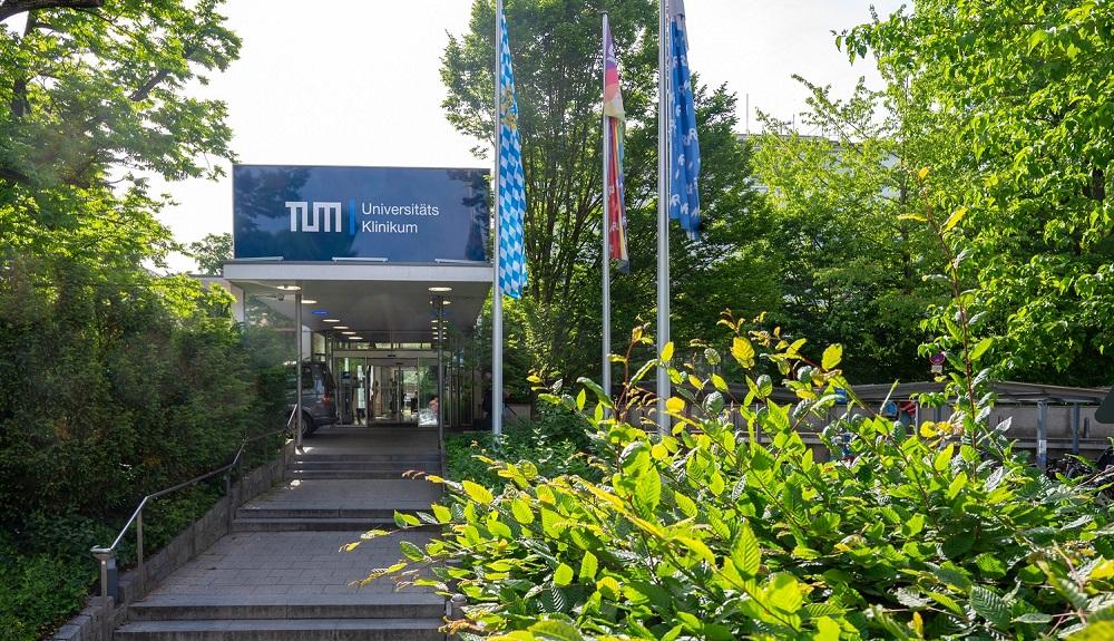 TUM Klinikum Rechts der Isar Haupteingang mit Schild und Flaggen 