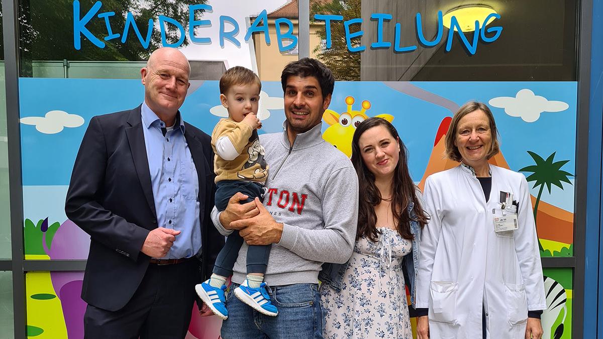 Filip mit Familie und Dr. Karin Beutel Filip mit Familie und Dr. Karin Beutel