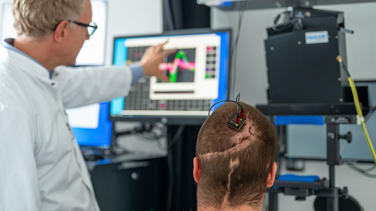 Prof. Simon Jacob und Studienteilnehmer Michael Mehringer besprechen Daten, die über eine Hirn-Computer-Schnittstelle gewonnen wurden. © Kathrin Czoppelt, TUM Klinikum