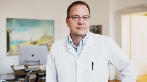 Prof. Karl Ludwig Laugwitz in Büro stehend