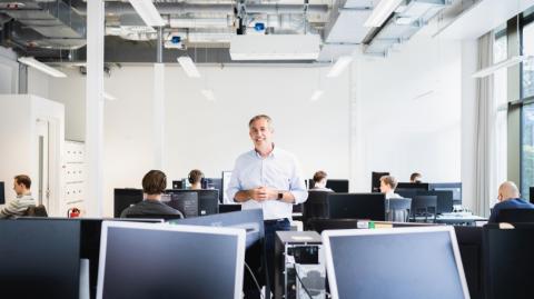 Prof. Daniel Rückert in Büro stehend