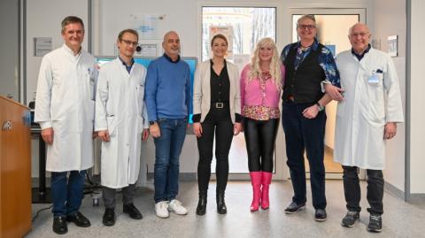 Bayerns Gesundheitsministerin Judith Gerlach (Mitte) beim Besuch der Transplantationsstation des Universitätsklinikums rechts der Isar