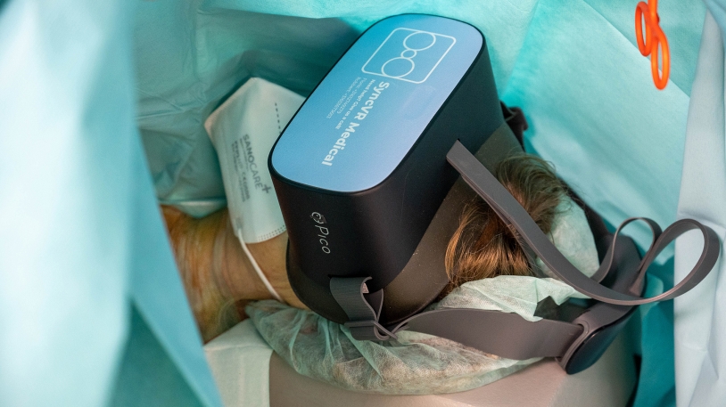 Hightech gegen Ängste: Patientin Maria Koch (Name geändert) trägt während des ambulanten Eingriffs eine VR-Brille auf dem Gesicht. Diese soll die Aufregung lindern. Foto: Kathrin Czoppelt, Klinikum rechts der Isar